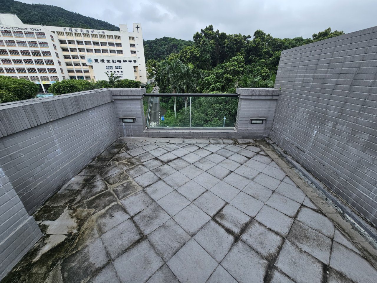 磡察後發現地台及牆身飾面出現空鼓及破產情況