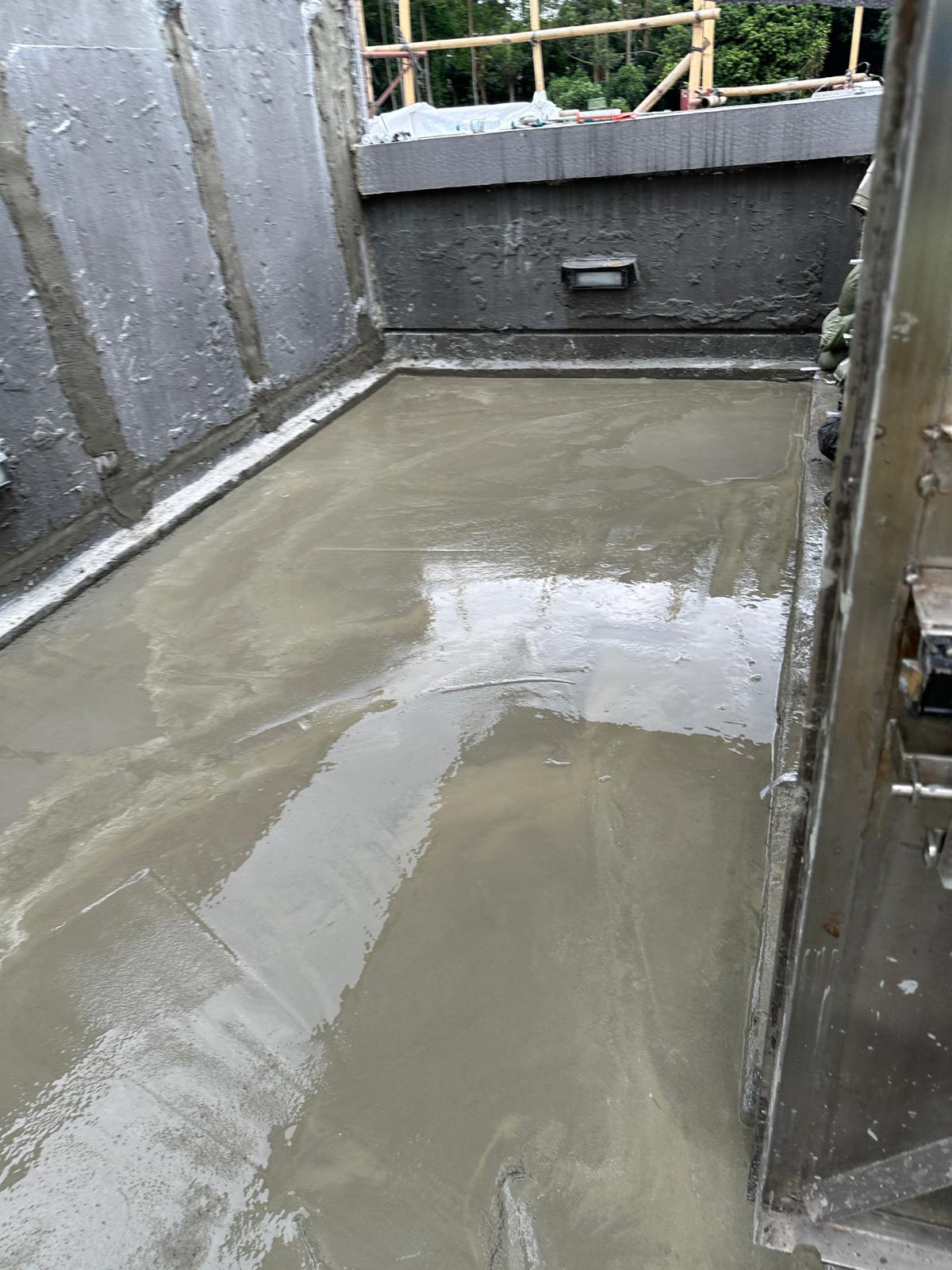 採用套裝防水砂漿防水層以覆蓋隔熱板表面