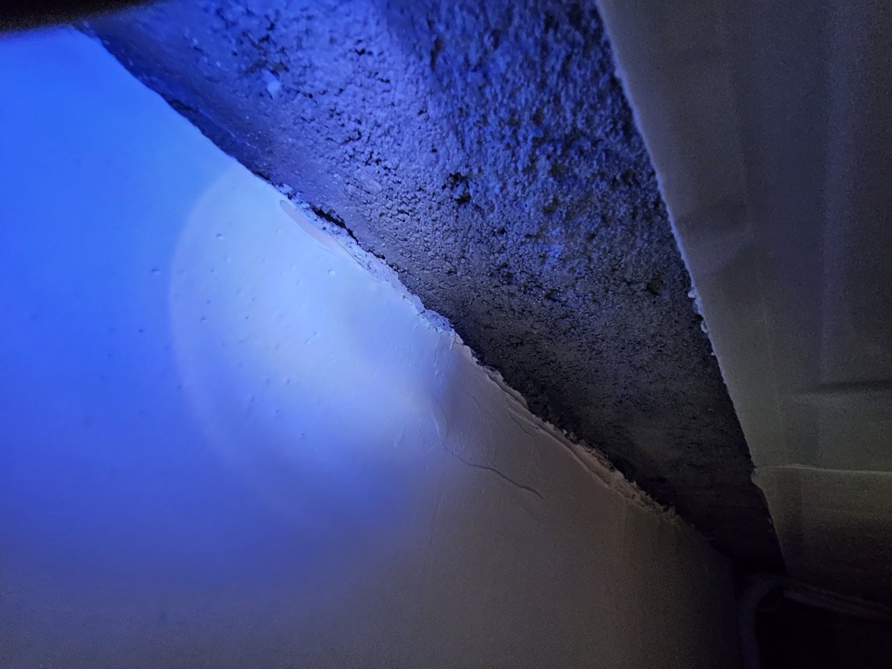 下層天花表面用紫外線以驗收防水層