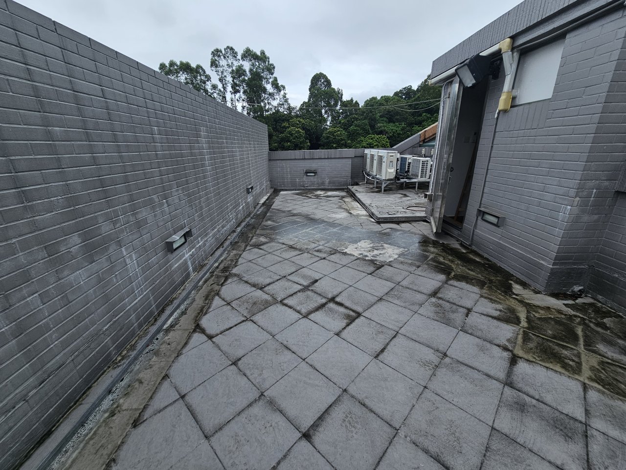 磡察後發現地台及牆身飾面出現空鼓及破產情況