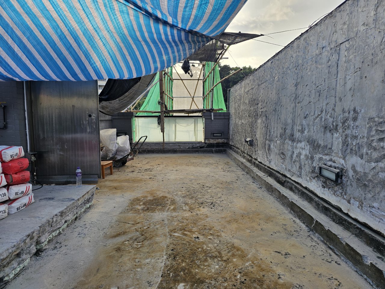 清拆地台及牆身飾面至堅硬石屎層表面
