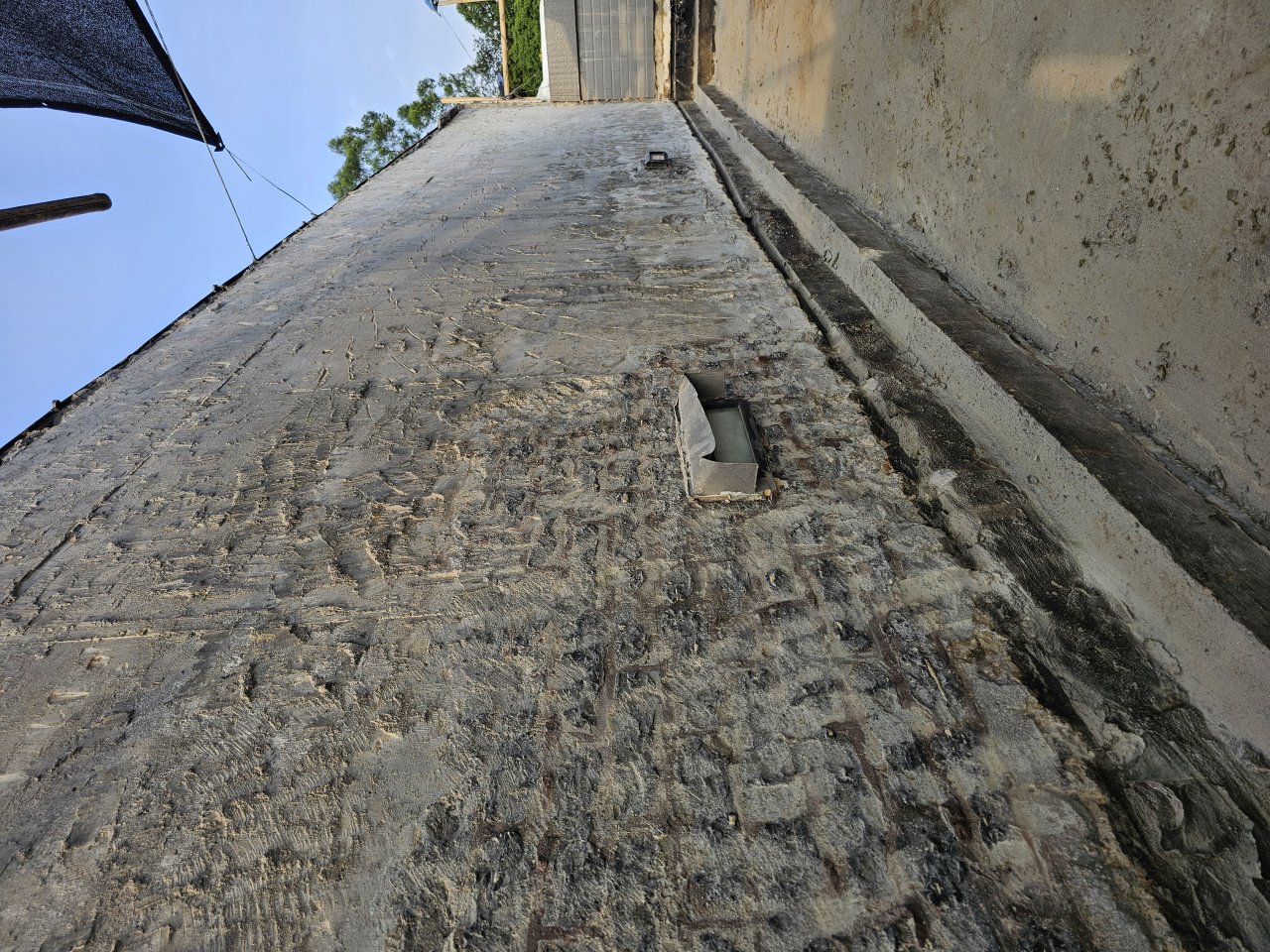 清拆地台及牆身飾面至堅硬石屎層表面