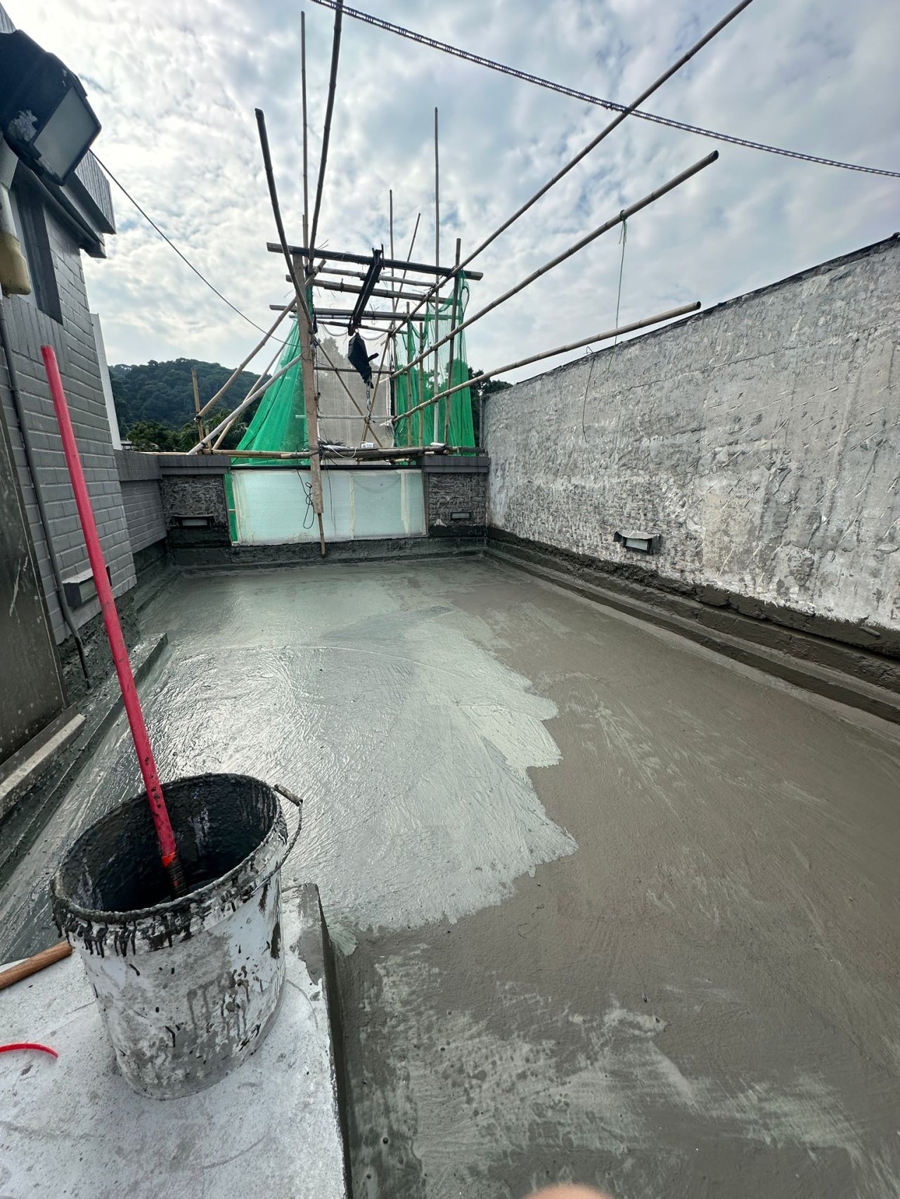 修補石屎層表面的空隙及破損位置後,於地台及腳線塗上 "水泥基" 的套裝防水塗層 (第1層)