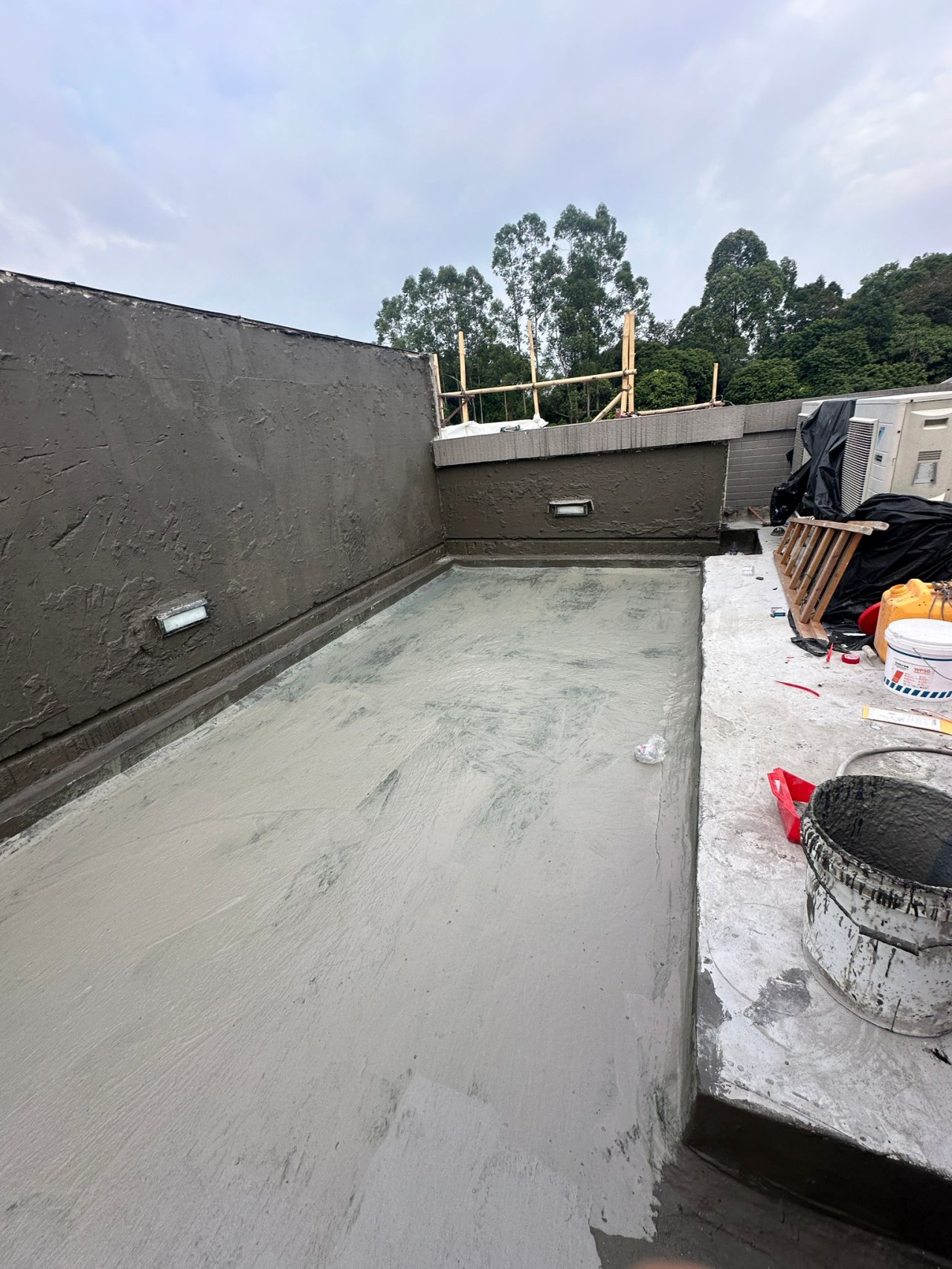 整個牆身至地台及腳線塗上 "水泥基" 的套裝彈性防水塗層 (第3層)