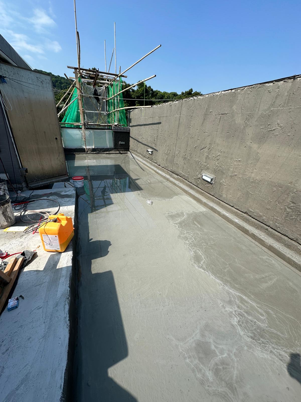 由牆身至地台及腳線塗上 "水泥基" 的套裝防水塗層以完全覆蓋交疊位置 (第2層)